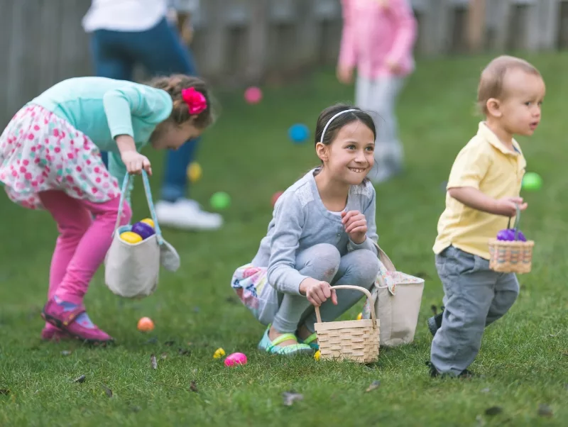 kids finding easter egs